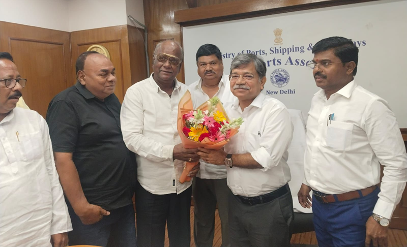 DPA Chairman Sushil Kumar Singh discusses wage issues with labour federations  
